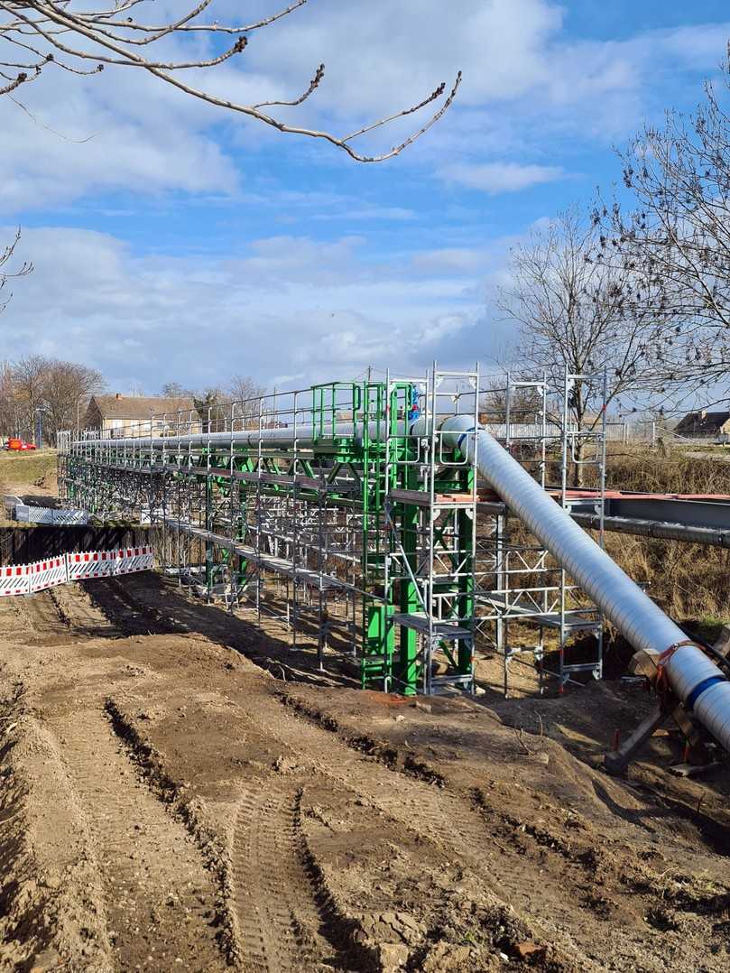 Abb. 13: Rohrbrücke mit WKG-Rohren DN 400 BLS und Wickelfalz-Mantelrohr | Foto: VonRoll hydro (deutschland) Abb. 13: Rohrbrücke mit WKG-Rohren DN 400 BLS und Wickelfalz-Mantelrohr | Foto: VonRoll hydro (deutschland)