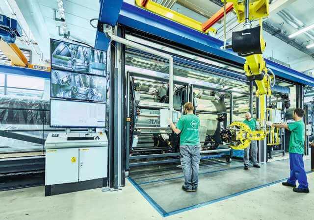 Mit der neuen Linerwickelanlage kann Brandenburger Liner mit Durchmessern von bis zu DN 1600 produzieren. Die Anlage ist aktuell mit acht Kameras ausgestattet, die es dem Maschinenführer jederzeit ermöglichen, alle laufenden Schritte der Produktion auf drei Großbildschirmen gleichzeitig einzusehen. | Fotos: Brandenburger