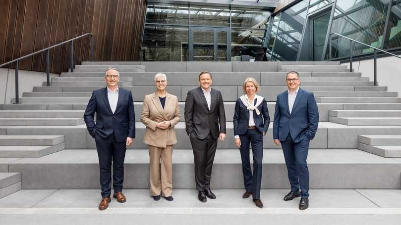Vorstand (v.l.n.r.): Dr. Michael Prochaska (Personal und Recht), Ingrid Jägering (Finanzen und IT), Michael Traub (Vorstandsvorsitzender, Vertrieb und Marketing), Anke Kleinschmit (Entwicklung), Martin Schwarz (Produktion und Materialwirtschaft) | Foto: Stiehl