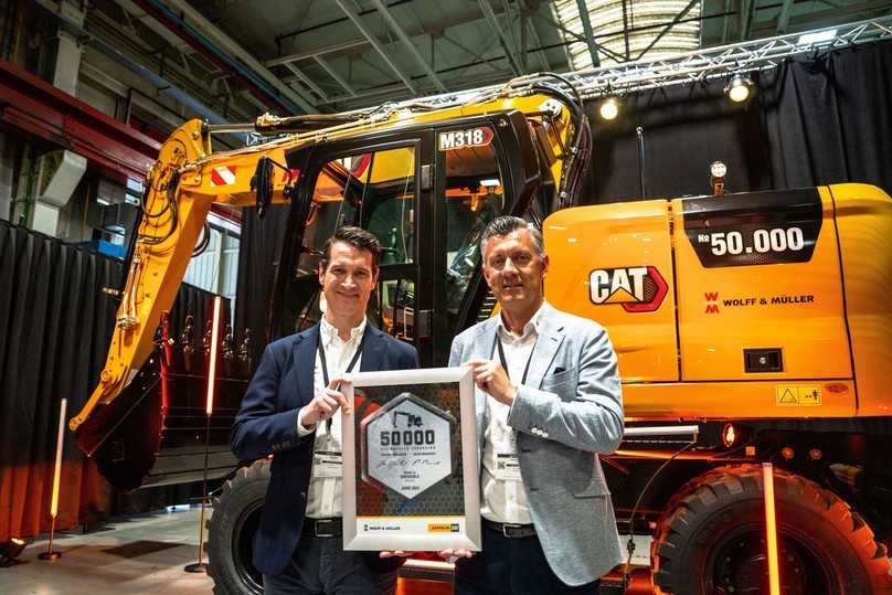 Torsten Schuckert (links), Leiter der Serviceeinheit Logistik bei Wolff & Müller, und Mario Meier, Zeppelin-Vertriebsdirektor, bei der Übergabe der besonderen Jubiläumsmaschine. | Foto: Caterpillar Torsten Schuckert (links), Leiter der Serviceeinheit Logistik bei Wolff & Müller, und Mario Meier, Zeppelin-Vertriebsdirektor, bei der Übergabe der besonderen Jubiläumsmaschine. | Foto: Caterpillar