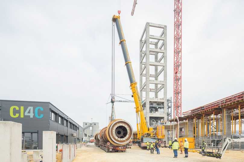 Der Vorwärmerturm wurde aus im Gleitschalungsbau gefertigten Betonstützen und vormontierten Stahlbühnen erstellt. | Foto: armin buhl Der Vorwärmerturm wurde aus im Gleitschalungsbau gefertigten Betonstützen und vormontierten Stahlbühnen erstellt. | Foto: armin buhl