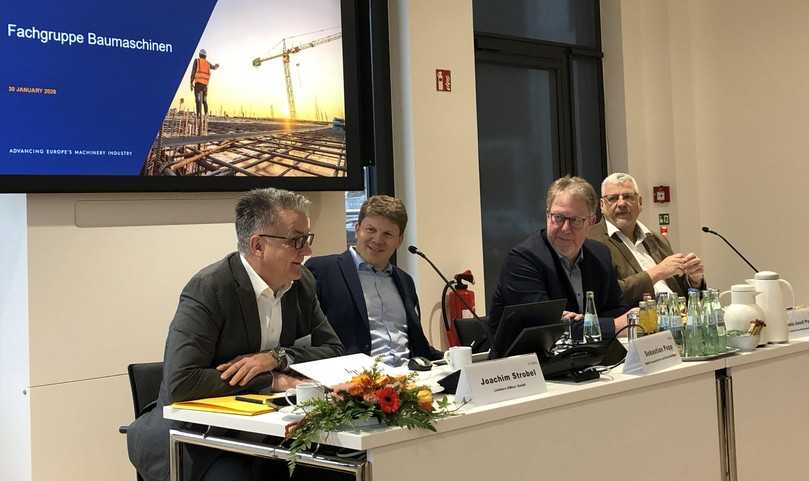 Der VDMA erwartet 2026 ein Umsatzplus von 5 Prozent: Joachim Strobel, Sebastian Popp, Franz-Josef Paus und Joachim Schmid bei der Jahresversammlung der Fachgruppe Baumaschinen Ende Januar. | Foto: VDMA