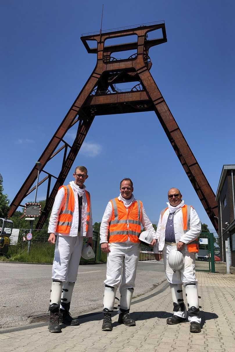 Amiblu-Vertriebsmitarbeiter Adrian Wurm (links) und Amiblu-Vertriebsleiter Deutschland Holger Hörnemann (Mitte) haben sich den Einbau vor Ort angesehen und sind zusammen mit Amiblu Germany Geschäftsführer Mario Frieben (rechts) in den „Schacht 2“ der Zeche Concordia in Oberhausen eingefahren. | Foto: Amiblu Germany GmbH