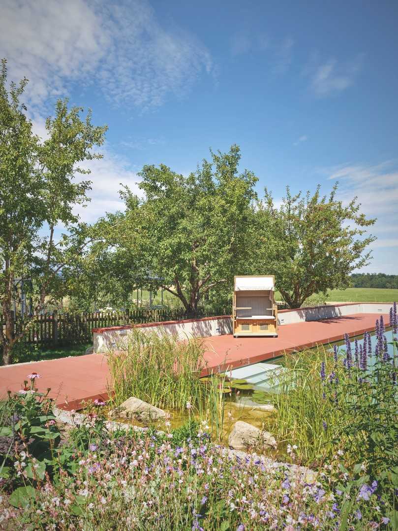 Naturpool, umrahmt vom Terrassensystem Cerpiano+. | Foto: Alexander Bernhard Naturpool, umrahmt vom Terrassensystem Cerpiano+. | Foto: Alexander Bernhard