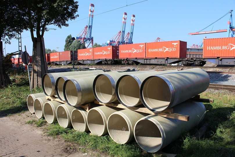 Flowtite-GFK-Rohre mit Bahn-Zulassung bieten beste Voraussetzungen für die erheblichen statischen Belastungen, die durch die intensiven und dauerhaften Schwingungsbelastungen für erdverlegte Rohrleitungen bei darüber laufendem Schienenverkehr entstehen. | Foto: Amiblu Germany GmbH