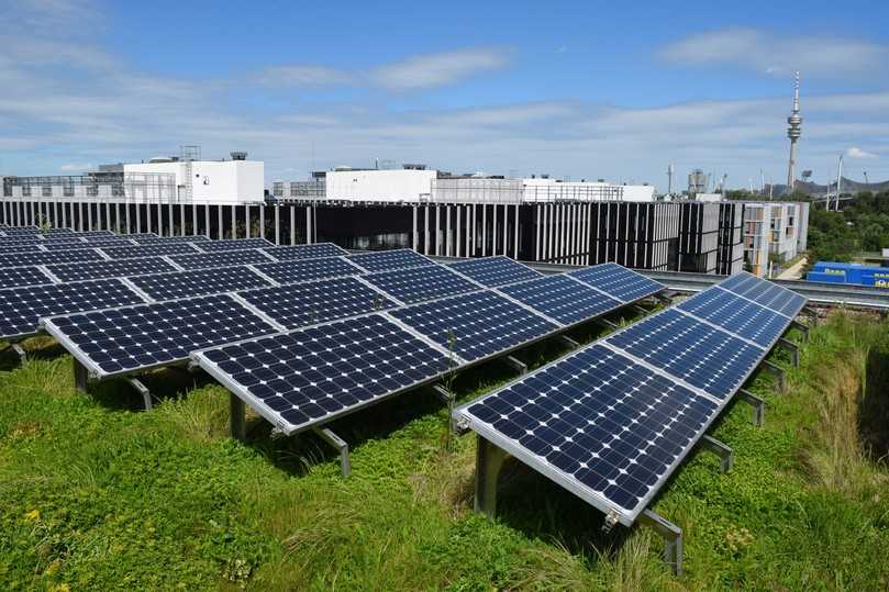 Die Kombination von Dachbegrünung und Solaranlagen gibt es schon seit Jahren. Die Module sollten so aufgestellt werden, dass die Instandhaltung gut möglich ist. | Foto: Bundesverband GebäudeGrün e.V. Die Kombination von Dachbegrünung und Solaranlagen gibt es schon seit Jahren. Die Module sollten so aufgestellt werden, dass die Instandhaltung gut möglich ist. | Foto: Bundesverband GebäudeGrün e.V.