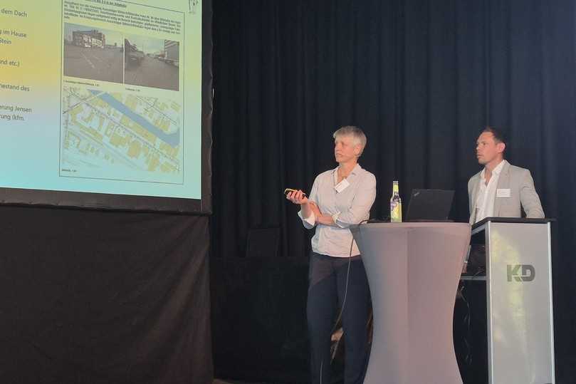 Um flexibles Reagieren auf unvorhergesehene Randbedingungen ging es bei der Vorstellung des Projektes Billstraße in Hamburg von Delia Ewert, Ingenieurbüro Hamburg Wasser, Ingenieurbau Netze, Leiterin Sielbau Nord und Michael Rolf, Abteilungsleiter Rohrlining, Rohrsanierung Jensen. | Foto: B_I/zuEulenburg