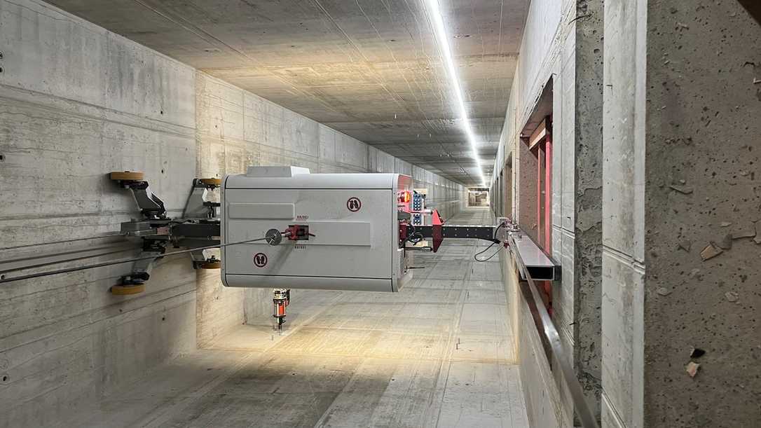 Hochhaus 030BLN am Alexanderplatz Berlin: Roboter von Schindler hilft bei Aufzugsmontage