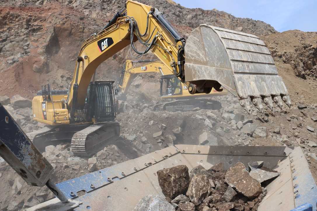 Monster-Maschinen im Steinbruch: Basalt statt Abraum mit Cat-Technik bei Theodor Stephan