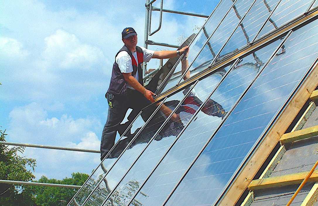 Tarifverhandlungen erfolgreich: Mindestlohn im Dachdeckerhandwerk steigt ab 2024 Tarifverhandlungen erfolgreich: Mindestlohn im Dachdeckerhandwerk steigt ab 2024