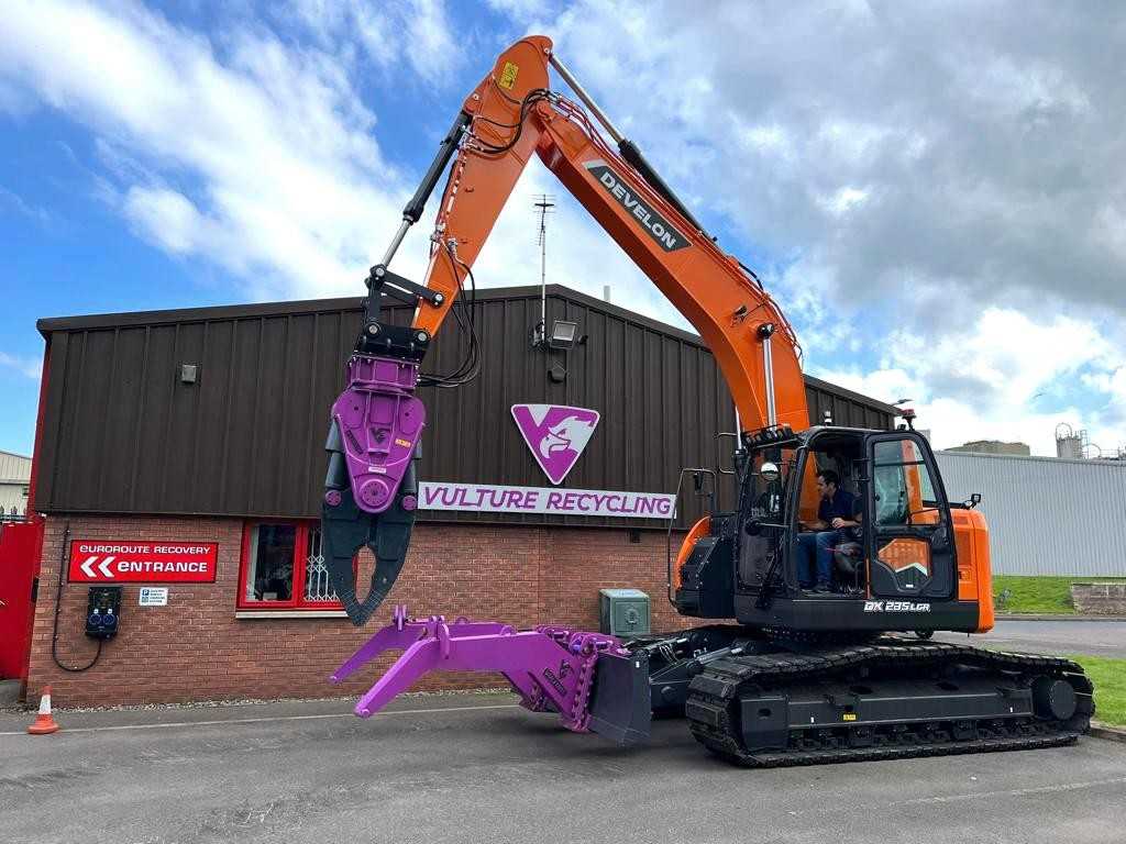 Indeco Multifunktionsgerät IMP 15 mit neuer Greifer-Scheren-Konfiguration Car Dismantler