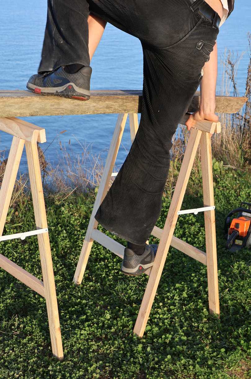 Kommt auf der Baustelle schon mal vor: Fürs Foto simuliert unser Tester einen Balanceakt. | Foto: bb Kommt auf der Baustelle schon mal vor: Fürs Foto simuliert unser Tester einen Balanceakt. | Foto: bb