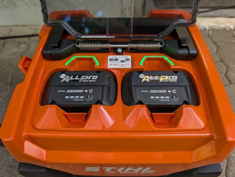 Zwei Tabless-Akkus aus dem Allpro Akku-System von Stihl laden im Schnellladegerät AL 1802 MO. | Foto: B_I MEDIEN/Saric Zwei Tabless-Akkus aus dem Allpro Akku-System von Stihl laden im Schnellladegerät AL 1802 MO. | Foto: B_I MEDIEN/Saric