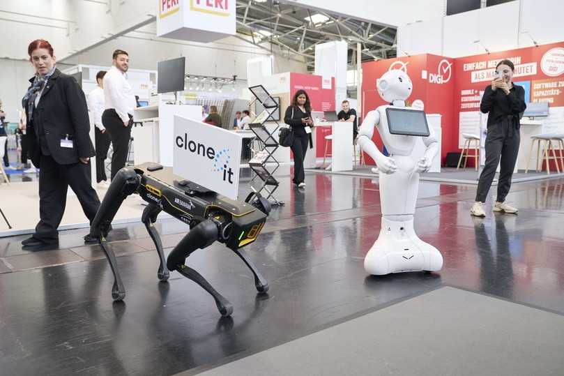 Der Innovation Parcours bietet an zehn Stationen Einblick in die verschiedensten Möglichkeiten der Digitalisierung am Bau, wie zum Beispiel in die Robotik. | Foto: Markus Brnner Der Innovation Parcours bietet an zehn Stationen Einblick in die verschiedensten Möglichkeiten der Digitalisierung am Bau, wie zum Beispiel in die Robotik. | Foto: Markus Brnner