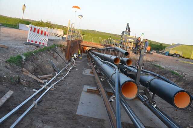 In Abschnitten von 60 Metern Länge wurde der Rohrstrang für den Einzug vorbereitet. Insgesamt 489 Rollenböcke dienten als Hilfskonstruktion für den Rohreinzug. | Foto: bi/zu Eulenburg