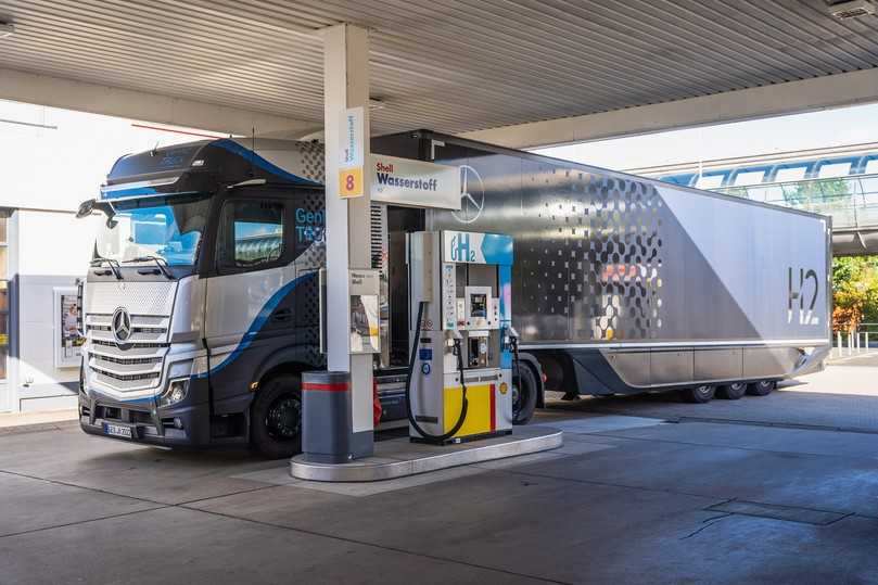 Der Mercedes-Benz GenH2 Truck im Feldversuch benötigt tiefgekühlten, verflüssigten Wasserstoff in seinen Tanks. | Foto: Daimler Trucks Der Mercedes-Benz GenH2 Truck im Feldversuch benötigt tiefgekühlten, verflüssigten Wasserstoff in seinen Tanks. | Foto: Daimler Trucks
