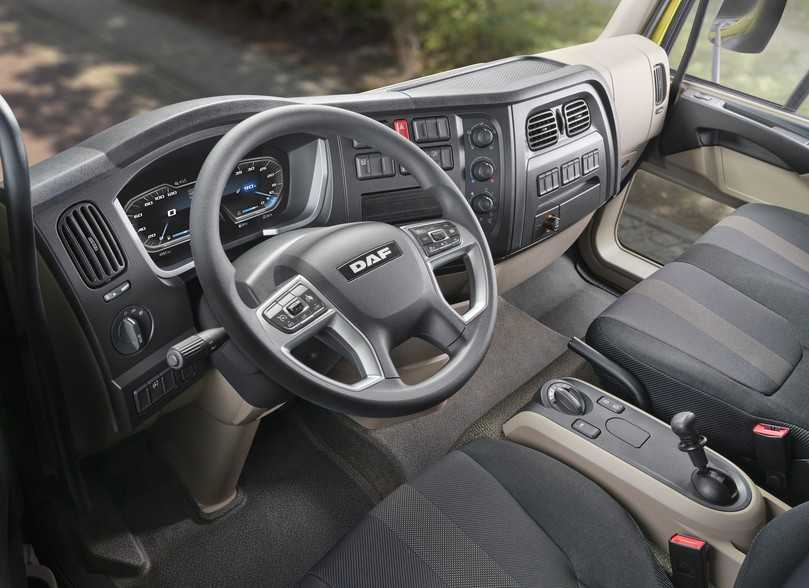 Innen haben sich die Niederländer ins Zeug gelegt und spendieren dem Fahrer des DAF XB ein neues Lenkrad sowie ein digitales 12“-Zentraldisplay. | Foto: DAF Trucks Innen haben sich die Niederländer ins Zeug gelegt und spendieren dem Fahrer des DAF XB ein neues Lenkrad sowie ein digitales 12“-Zentraldisplay. | Foto: DAF Trucks