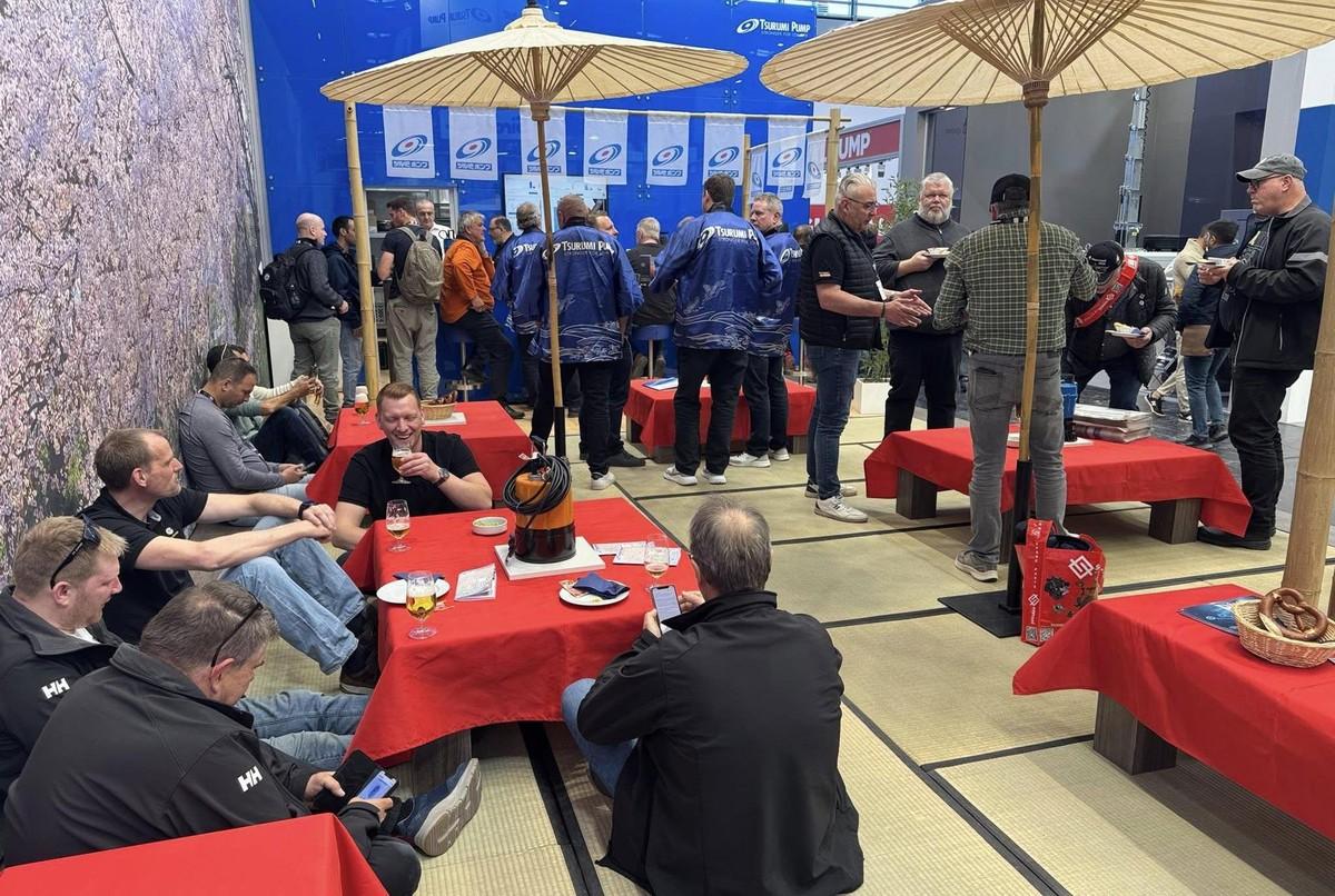 Voller Stand bei Tsurumi: Mit Bambus, Tatami-Matten und Mitarbeitern im Kimono schuf der Pumpenspeziialist einen Hingucker auf der bauma 2025. | Foto: Tsurumi