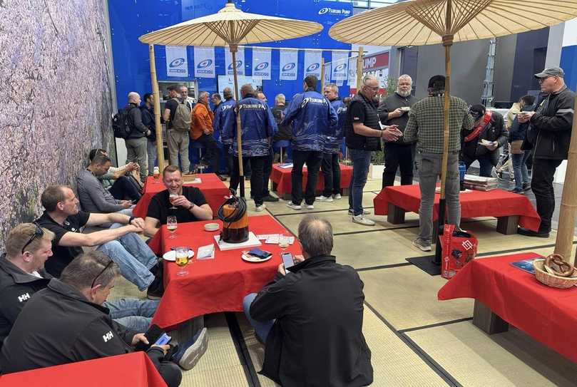 Voller Stand bei Tsurumi: Mit Bambus, Tatami-Matten und Mitarbeitern im Kimono schuf der Pumpenspeziialist einen Hingucker auf der bauma 2025. | Foto: Tsurumi