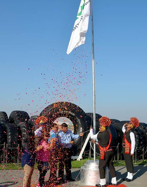 In einer feierlichen Zeremonie wird die BKT-Flagge gehisst. Der indische Hersteller ist sichtlich stolz auf seine neue hochmoderne Fabrik. In einer feierlichen Zeremonie wird die BKT-Flagge gehisst. Der indische Hersteller ist sichtlich stolz auf seine neue hochmoderne Fabrik.