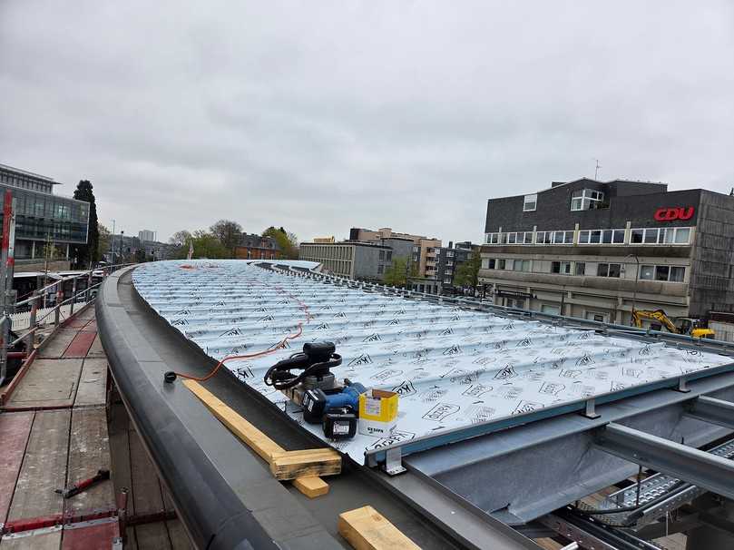 Aluminiumeindeckung am Busbahnhof Remscheid: Die Stehfalzprofile wurden auf Klipps aufgesetzt und verbördelt. | Foto: B. Schlichter GmbH & Co. KG Aluminiumeindeckung am Busbahnhof Remscheid: Die Stehfalzprofile wurden auf Klipps aufgesetzt und verbördelt. | Foto: B. Schlichter GmbH & Co. KG