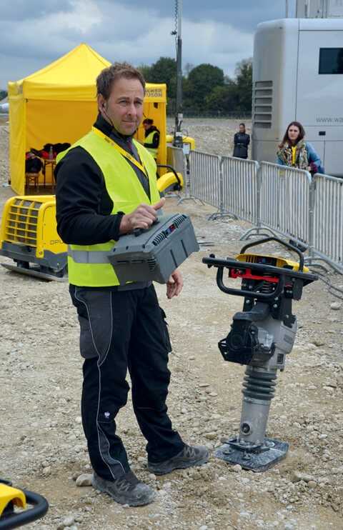 Akku einsetzen und losverdichten – so einfach soll’s mit den Elektrostampfern von Wacker Neuson gehen. | Foto: bi Akku einsetzen und losverdichten – so einfach soll’s mit den Elektrostampfern von Wacker Neuson gehen. | Foto: bi