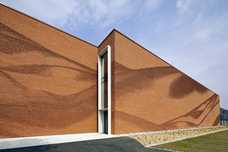 Klinkerfassade im Faltenwurf
