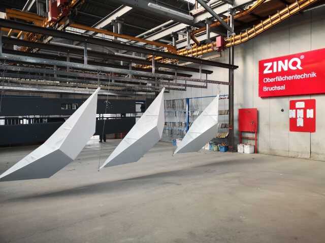 ZINQ plus Farbe mit Vorteilen: Eine hochwertige Pulverbeschichtung verhindert den Abtrag der Zinkschicht. Bei Beschädigung des Lacksystems sorgt die darunter liegende Zinkschicht dafür, dass keine Unterwanderung des Lackes erfolgt. Diese Synergie führt zu einer Schutzdauer, die weit über der Summe der Einzelsysteme liegt. | Bild: ZINQ