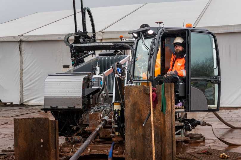 Ein Mitarbeiter von Kuhlmann bedient eine 30-Tonnen-HDD-Bohranlage 28Nplus | Foto: Seier Gruppe Ein Mitarbeiter von Kuhlmann bedient eine 30-Tonnen-HDD-Bohranlage 28Nplus | Foto: Seier Gruppe