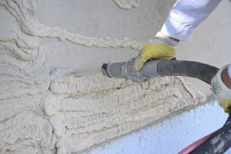 Konsistenz wie Rasierschaum: Die spritzbare Hochleistungsdämmung „Ecosphere“ auf Mörtelbasis ist ein Highlight bei Maxit. | Foto: Maxit Konsistenz wie Rasierschaum: Die spritzbare Hochleistungsdämmung „Ecosphere“ auf Mörtelbasis ist ein Highlight bei Maxit. | Foto: Maxit