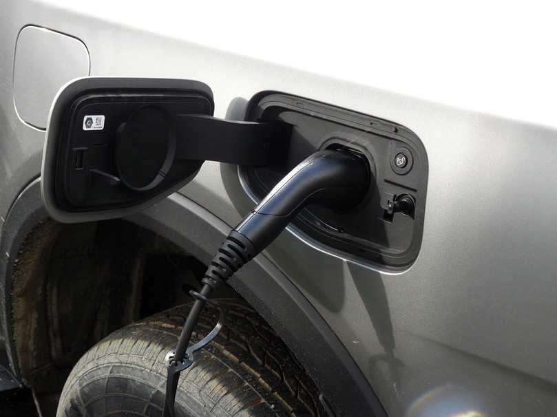 Da geht’s rein: Steckdose für die Traktionsbatterie hinten links. | Foto: Randolf Unruh