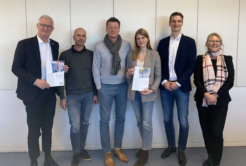 Kürzlich haben Unternehmen des RSV beim Umweltministerium in Kiel vorgesprochen. Die Botschaft: Wir sind bereit für den Einsatz in Schleswig-Holstein. Im Bild: Andreas Haacker (Siebert + Knipschild), Dirk Armoneit (Werner Vollert), Oliver Schweißing (Canal Control Rohrsanierung), Paulina Ahlschwede (Rohr Jumbo Rohr-und Kanalreinigung), Dorian Hunger, (IBAK), Reinhild Haacker (RSV) | Foto: RSV Kürzlich haben Unternehmen des RSV beim Umweltministerium in Kiel vorgesprochen. Die Botschaft: Wir sind bereit für den Einsatz in Schleswig-Holstein. Im Bild: Andreas Haacker (Siebert + Knipschild), Dirk Armoneit (Werner Vollert), Oliver Schweißing (Canal Control Rohrsanierung), Paulina Ahlschwede (Rohr Jumbo Rohr-und Kanalreinigung), Dorian Hunger, (IBAK), Reinhild Haacker (RSV) | Foto: RSV