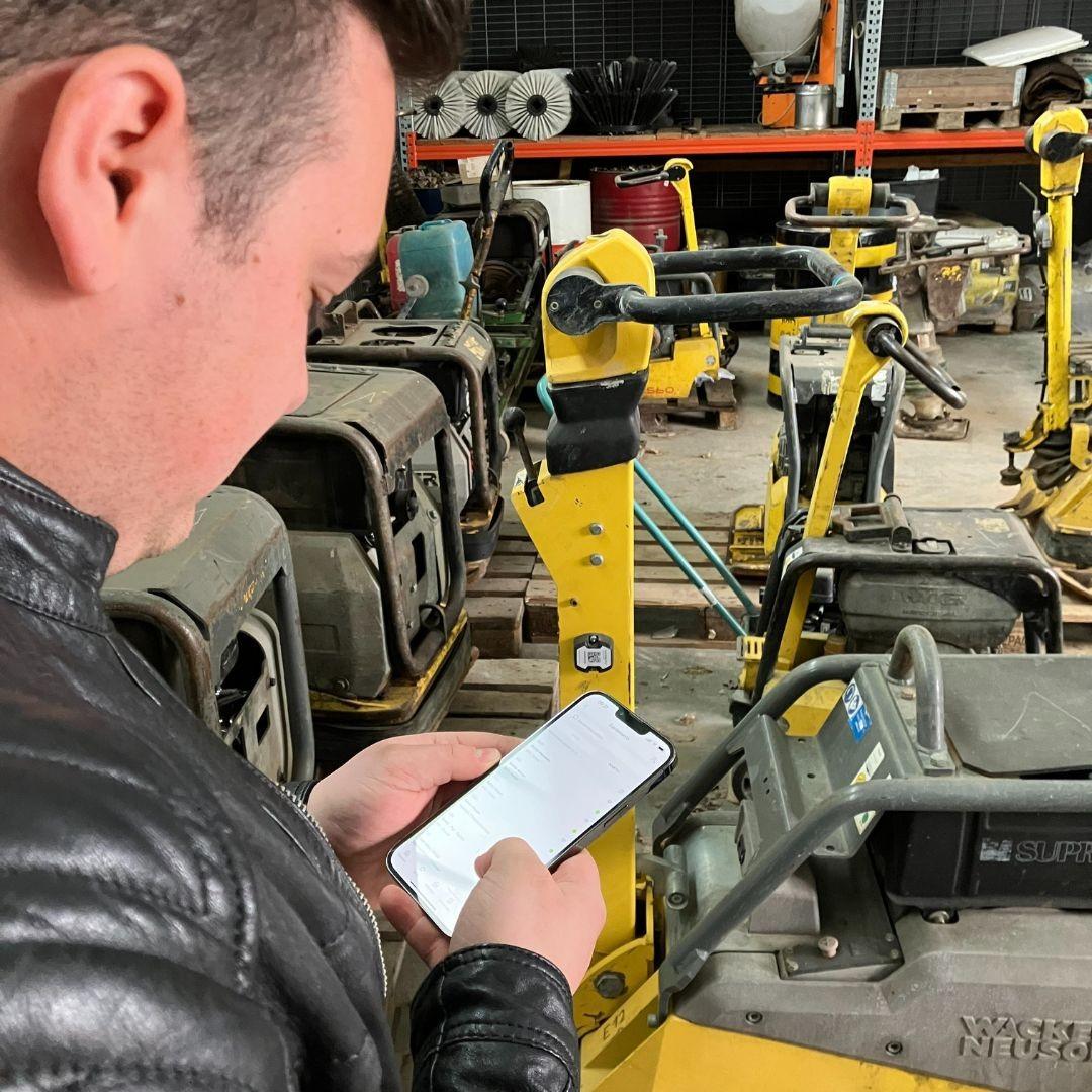 Im ersten Schritt wurden 18 Bluetooth-Tracker bei der Firma Schaupp installiert, unter anderem an Rüttelplatten. | Foto: OneStop Pro Im ersten Schritt wurden 18 Bluetooth-Tracker bei der Firma Schaupp installiert, unter anderem an Rüttelplatten. | Foto: OneStop Pro