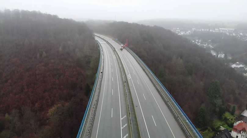 Über die marode Talbrücke Rahmede der A45 (bei Lüdenscheid) werden keine Fahrzeuge mehr fahren, weder Lkw noch Pkw. Stattdessen soll die 453 Meter lange Überfahrt bei Lüdenscheid abgebrochen werden. Die Autobahn GmbH plant an selber Stelle eine neue Brücke. | Foto: Autobahn Westfalen Über die marode Talbrücke Rahmede der A45 (bei Lüdenscheid) werden keine Fahrzeuge mehr fahren, weder Lkw noch Pkw. Stattdessen soll die 453 Meter lange Überfahrt bei Lüdenscheid abgebrochen werden. Die Autobahn GmbH plant an selber Stelle eine neue Brücke. | Foto: Autobahn Westfalen