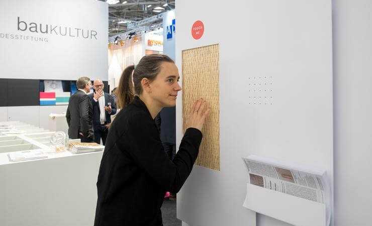 Holztextil lässt auf Berührung Musik erklingen Holztextil lässt auf Berührung Musik erklingen