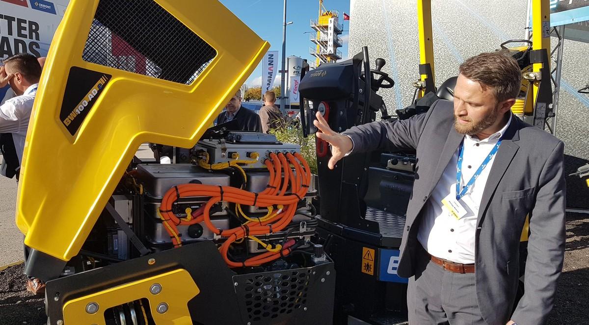 Philipp Röhrle, Marketingdirektor bei Bomag, erläuterte die Vorzüge der neuen knickgelenkten Tandemwalze BW100AD. | Foto: B_I/bb