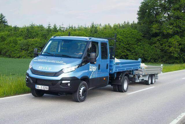 Unterwegs mit 10 t: Der 210 PS starke Daily mit Achtgang-Automatik macht auf der Landstraße eine gute Figur.