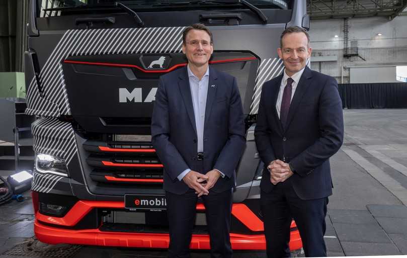 Bundesverkehrsminister Dr. Volker Wissing (re.) und Alexander Vlaskamp, Vorstandsvorsitzender von MAN Truck & Bus treiben die Elektromobilität im Schwerverkehr gemeinsam voran. | Foto: MAN Bundesverkehrsminister Dr. Volker Wissing (re.) und Alexander Vlaskamp, Vorstandsvorsitzender von MAN Truck & Bus treiben die Elektromobilität im Schwerverkehr gemeinsam voran. | Foto: MAN