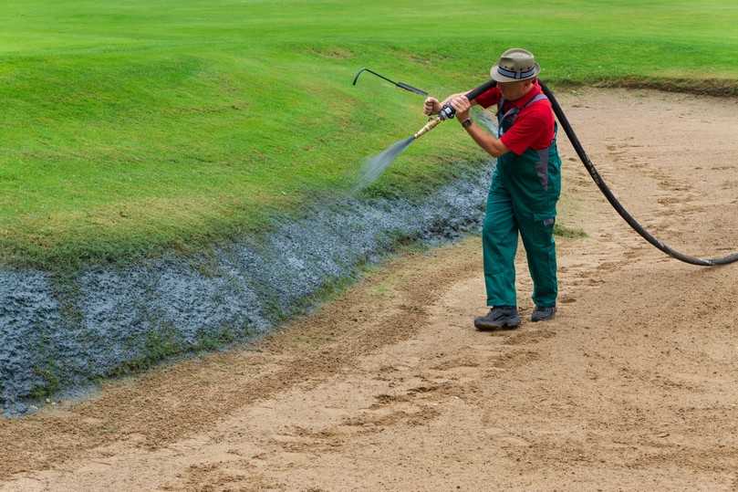 Anspritzen der Bunkerkante mit dem SpeedyGreener. | Foto: IGG Anspritzen der Bunkerkante mit dem SpeedyGreener. | Foto: IGG