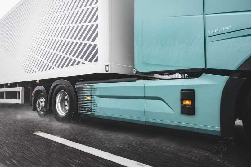 Der längere Radstand und die nach hinten verschobene Sattelplatte sorgen für mehr Platz für bis zu acht Akkus am Rahmen. | Foto: Volvo Trucks 