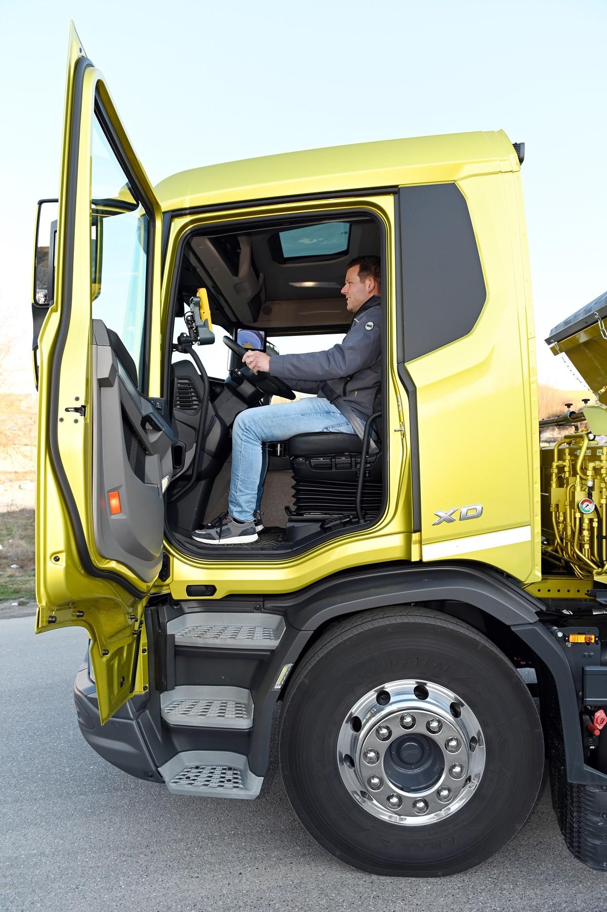 Über vier Stufen sind Tagesfahrerhaus und lange Sleeper Cab erklommen. | Foto: Quatex