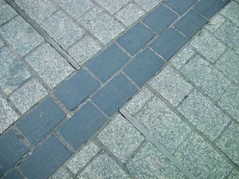 Schadhaftes Fugenbild in Pflasterfläche, Infoschrift S. 14 | Foto: Deutsche Bauchemie Schadhaftes Fugenbild in Pflasterfläche, Infoschrift S. 14 | Foto: Deutsche Bauchemie