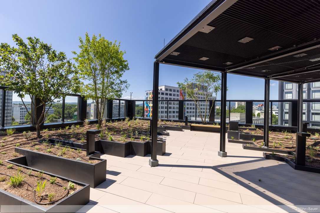 Dachterrasse in Eschborn: Alu-Rahmensystem für Großformate Dachterrasse in Eschborn: Alu-Rahmensystem für Großformate