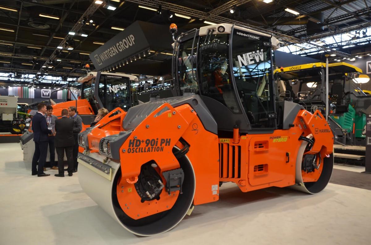 Das Besondere an Hamms Tandemwalze HD+ 90i PH („Power Hybrid“): Ihr Dieselmotor hat nur 55 KW Leistung, wird aber in besonders „kraftraubenden“ Situationen von einem hydraulischen Speicher „angeschoben“. Das spart laut Hamm unter dem Strich bis zu 15 Prozent Kraftstoff. | Foto: B_I