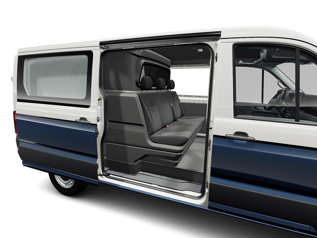 Der VW Crafter Kastenwagen Plus für maximal sieben Personen verfügt über eine feste Trennwand zum Laderaum. | Foto: Volkswagen Nutzfahrzeuge