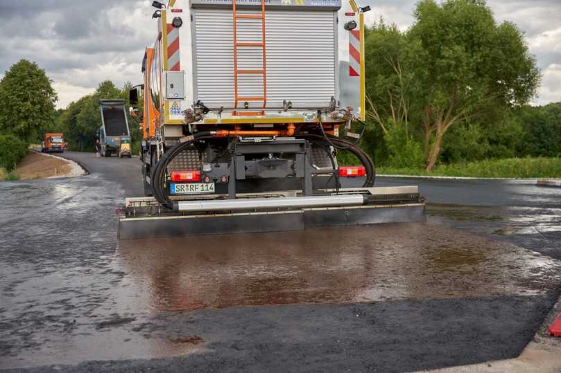 Variomat-Spritzbalken im Einsatz: Hydraulisch bis 4,60 m verstellbar, für präzises Vorspritzen bei unterschiedlichsten Asphaltbauprojekten. | Foto: Schäfer-Technic