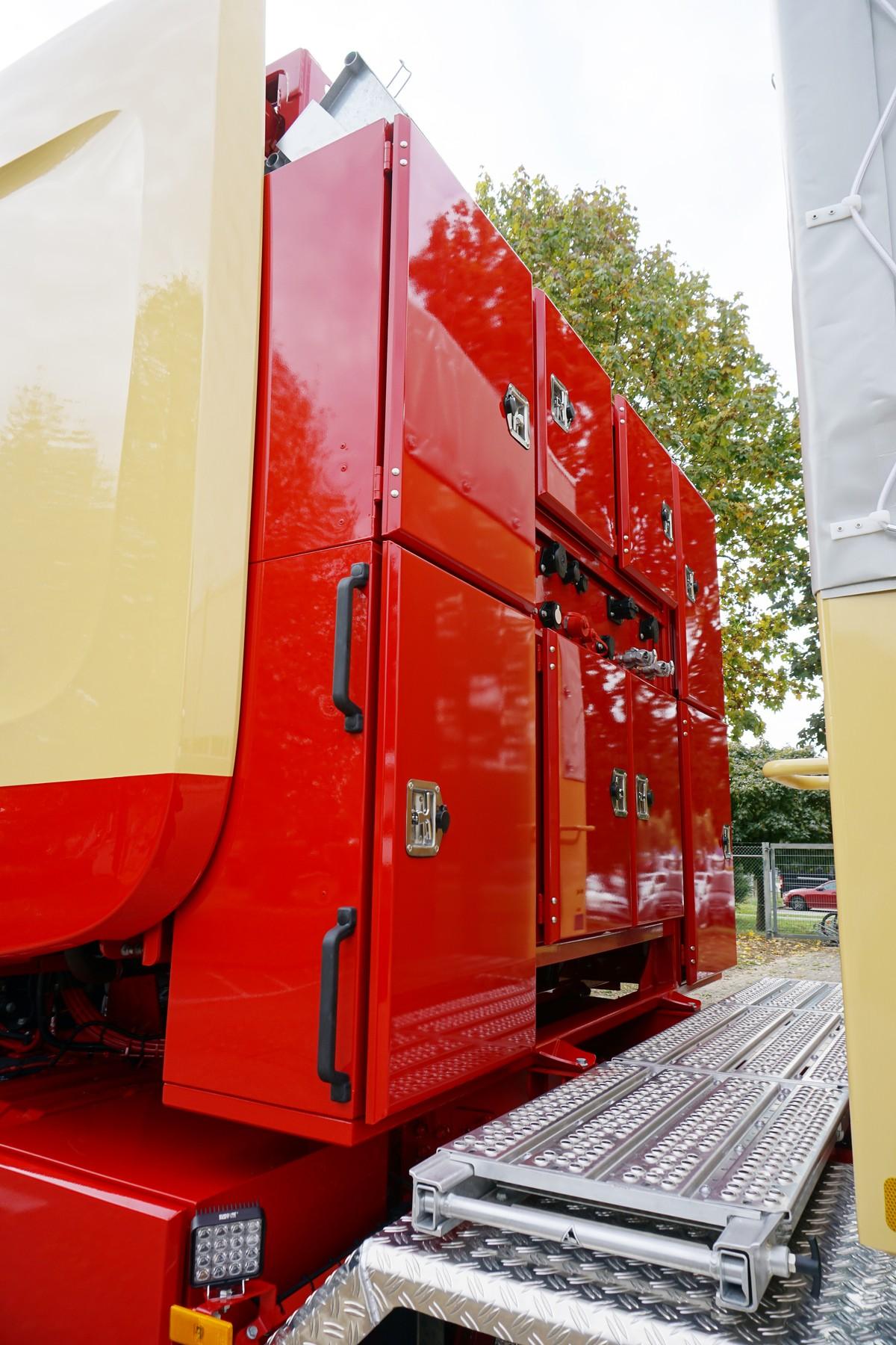 Wie eine Schrankwand türmen sich acht abschließbare Stauboxen hinter dem Schwerlastturm auf. | Foto: Johannes Roller