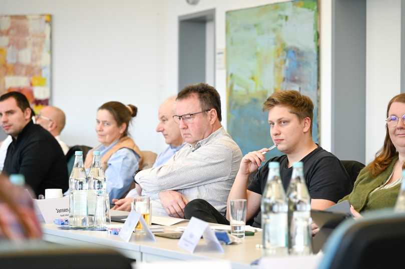 Aufmerksames Zuhören, Mitdenken und Mitreden: Teilnehmer des Netzwerks „Unternehmensführung“ bringen ihre Perspektiven aktiv in die Diskussion ein. | Foto: IKT