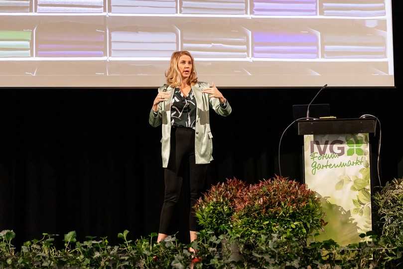 Dr. Salima Douven definierte dabei fünf „Neins“ wie zum Beispiel „Nein zu homogenen Teams“ oder „Nein zur Perfektion“, die man unbedingt laut aussprechen sollte. | Foto: Industrieverband Garten e.V. Dr. Salima Douven definierte dabei fünf „Neins“ wie zum Beispiel „Nein zu homogenen Teams“ oder „Nein zur Perfektion“, die man unbedingt laut aussprechen sollte. | Foto: Industrieverband Garten e.V.
