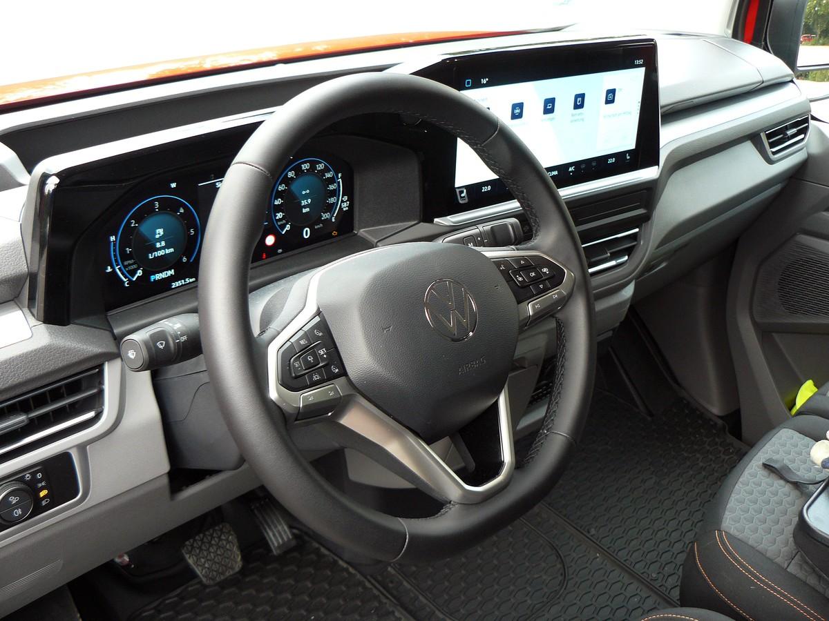 Übersichtlich: Armaturen, Lenkrad und Tastatur sind markentypisch. | Foto: Randolf Unruh